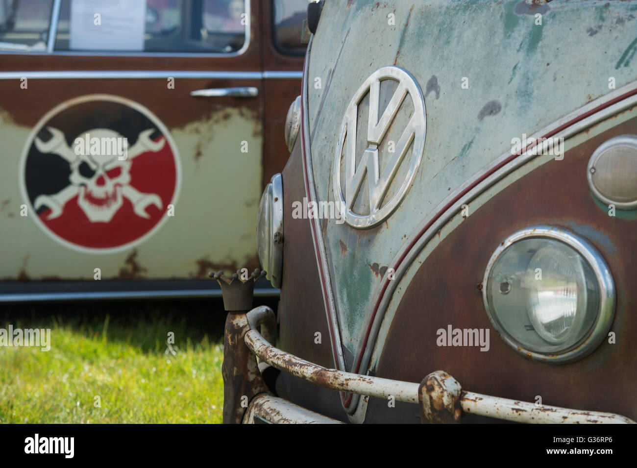 Rat VW Volkswagen écran divisé le camping-car en face d'un crâne et de clés plates emblème sur un coléoptère porte à une VW Show. L'Angleterre Banque D'Images