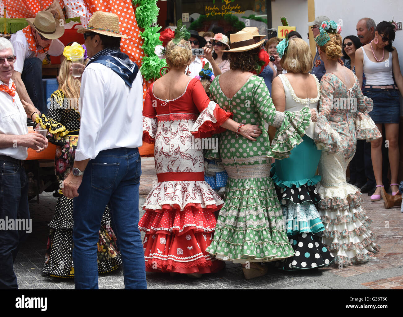Les femmes en costume traditionnel à San Isidro festival fiesta à Nerja Andalousie Espagne Banque D'Images
