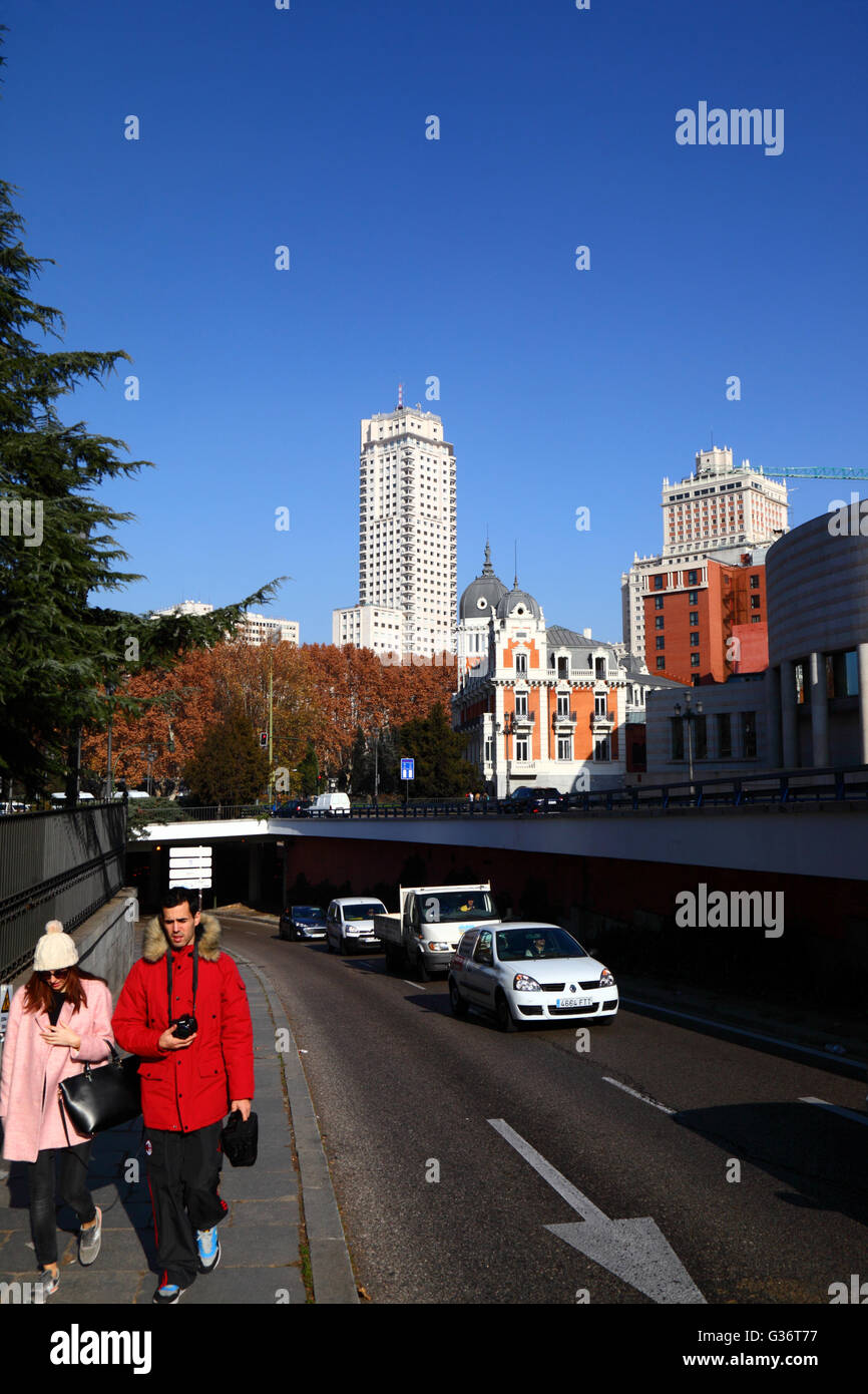 La circulation sur la rue de Bailén près de la Plaza de España, la Torre de Madrid (centre) et Edificio España derrière les bâtiments, Madrid, Espagne Banque D'Images