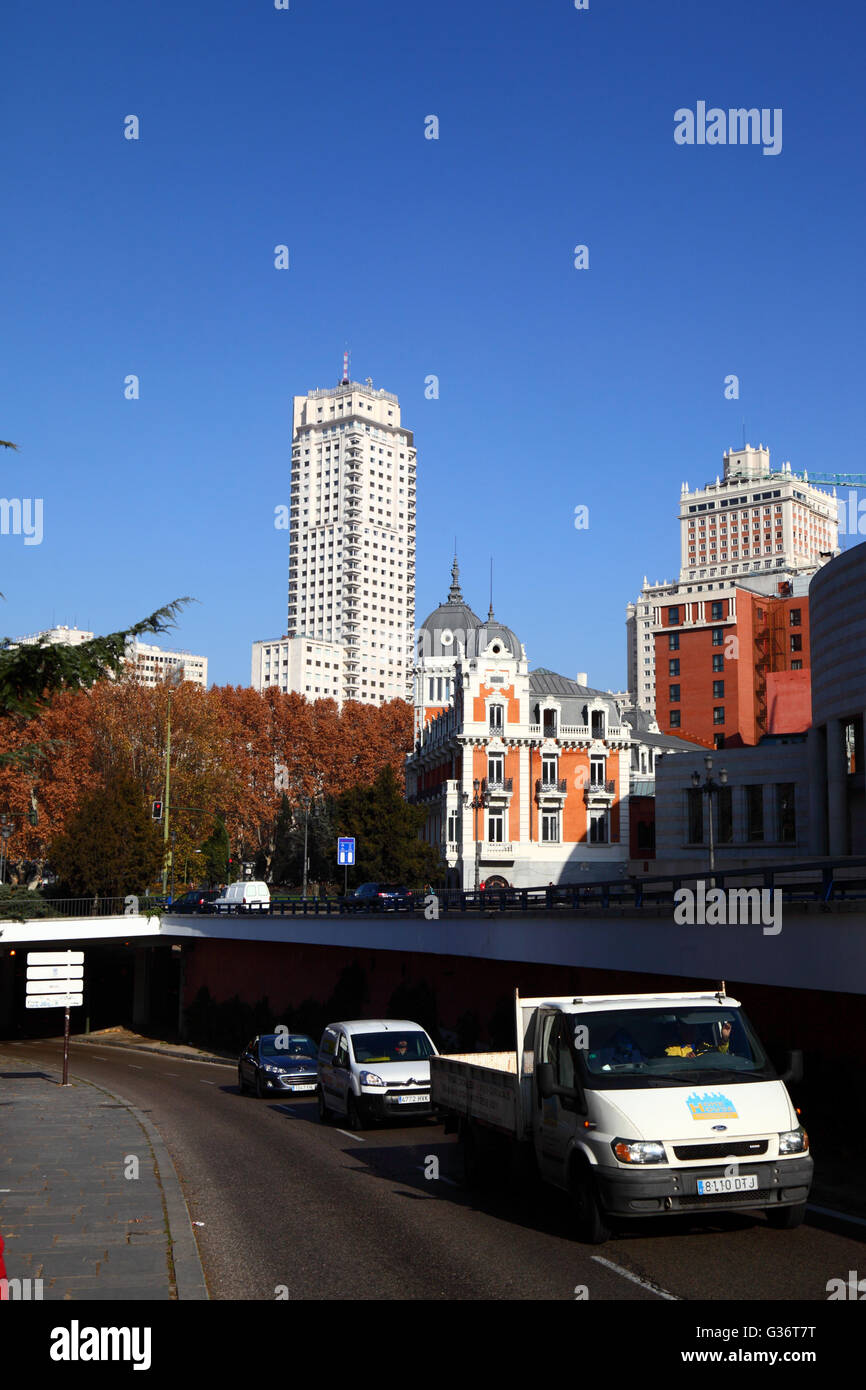 La circulation sur la rue de Bailén près de la Plaza de España, la Torre de Madrid (centre) et Edificio España derrière les bâtiments, Madrid, Espagne Banque D'Images