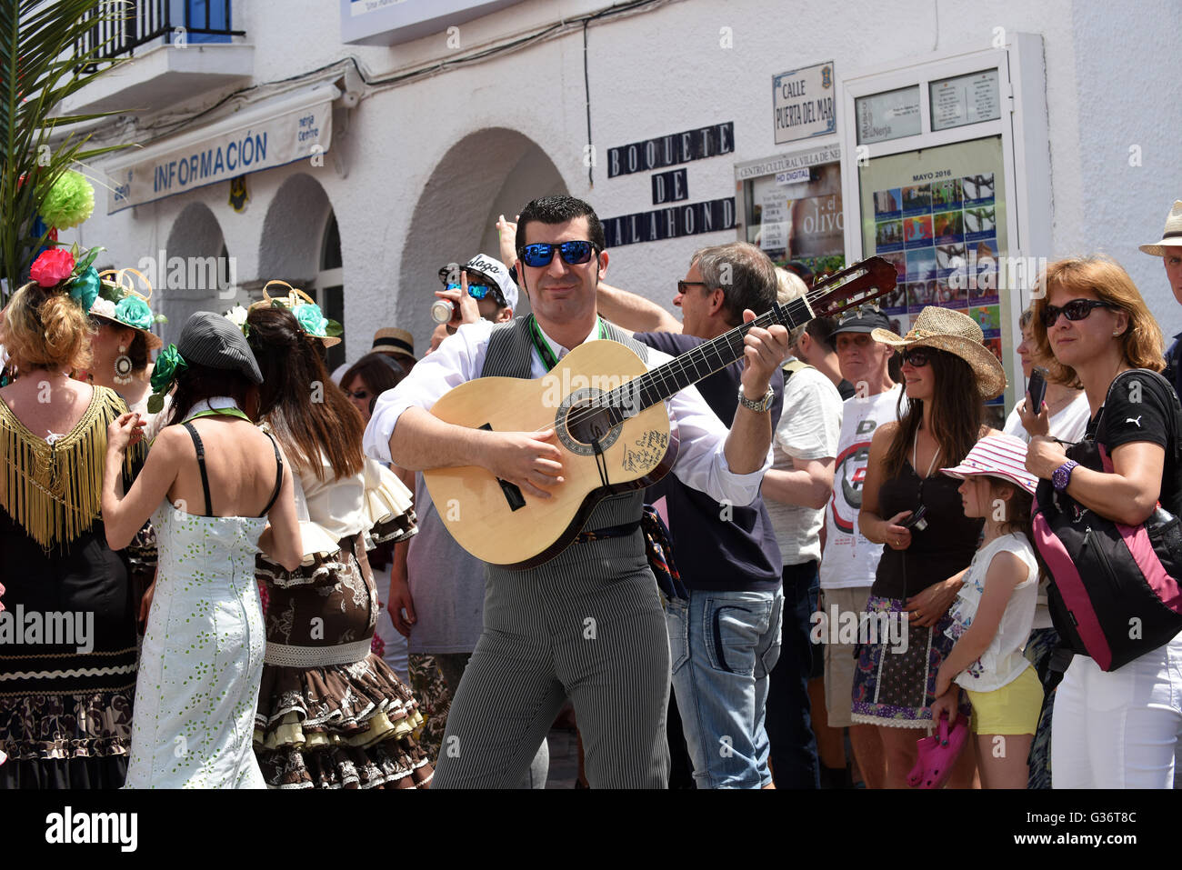 Joueur de guitare espagnole à San Isidro festival fiesta à Nerja Andalousie Espagne Banque D'Images