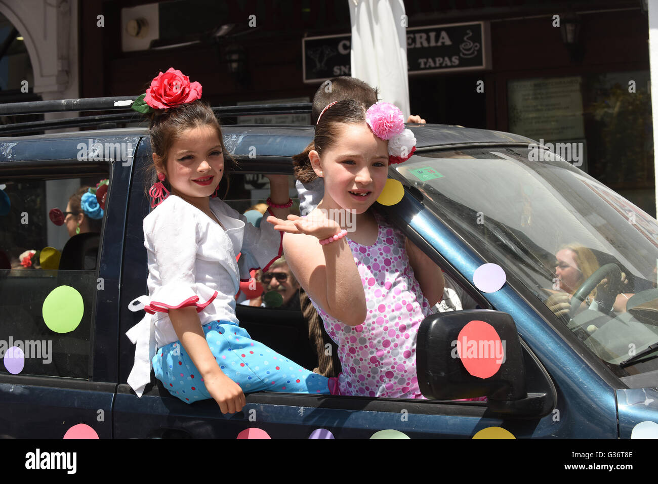 Les jeunes filles enfants habillés en costume traditionnel à San Isidro festival fiesta à Nerja Andalousie Espagne Banque D'Images