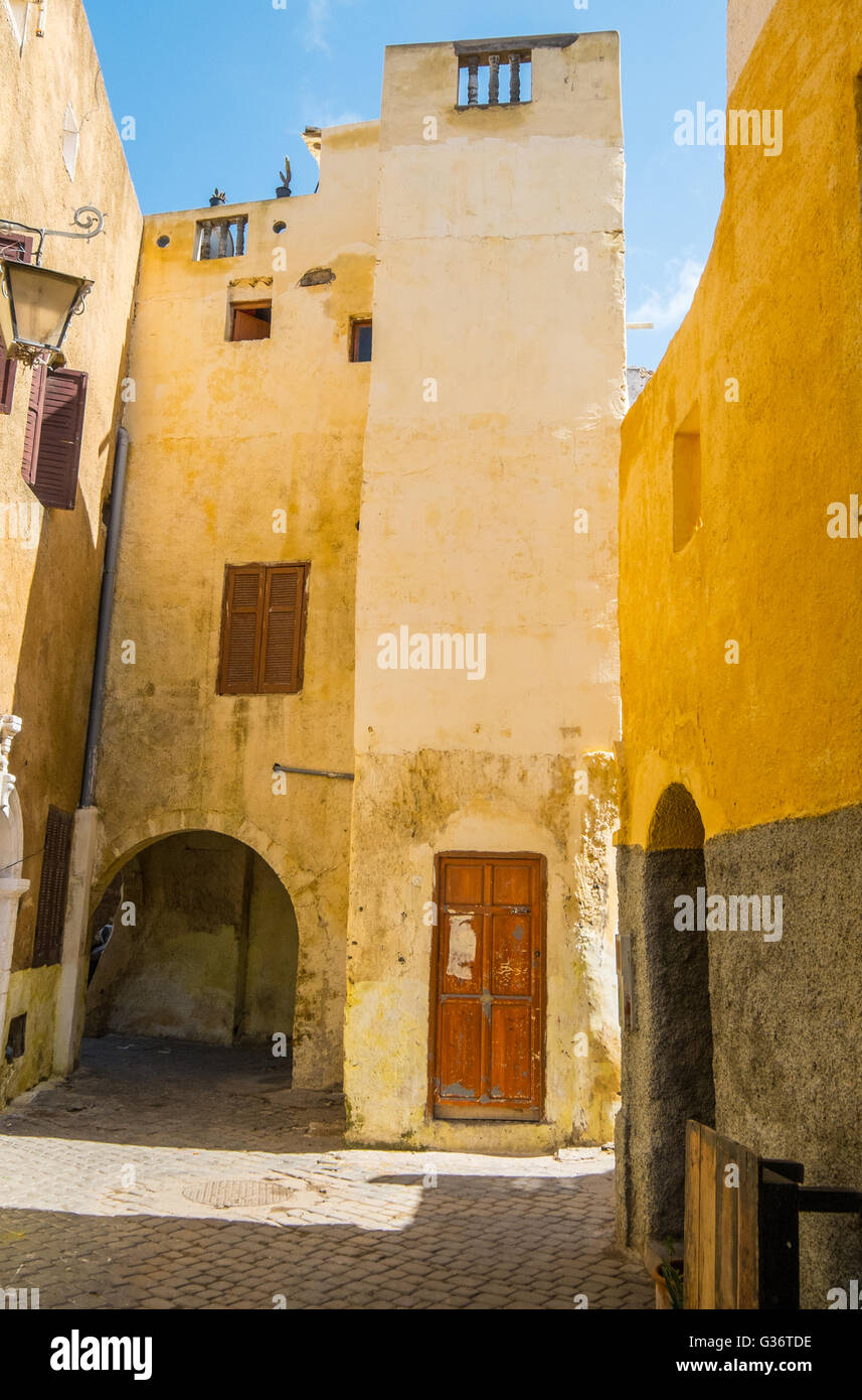 Streest étroites typiques et les ruelles de la médina (vieille ville) d'El Jadida, une ville fortifiée ancienne ville portugaise sur la côte atlantique du Maroc Banque D'Images