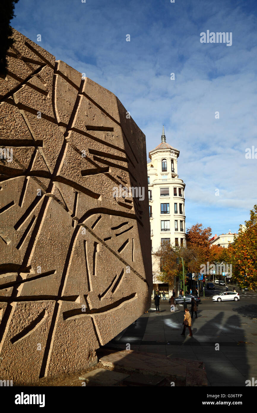 Sculptures moderne en béton dans le Jardines del Descubrimiento, Plaza de Colón, Madrid, Espagne Banque D'Images