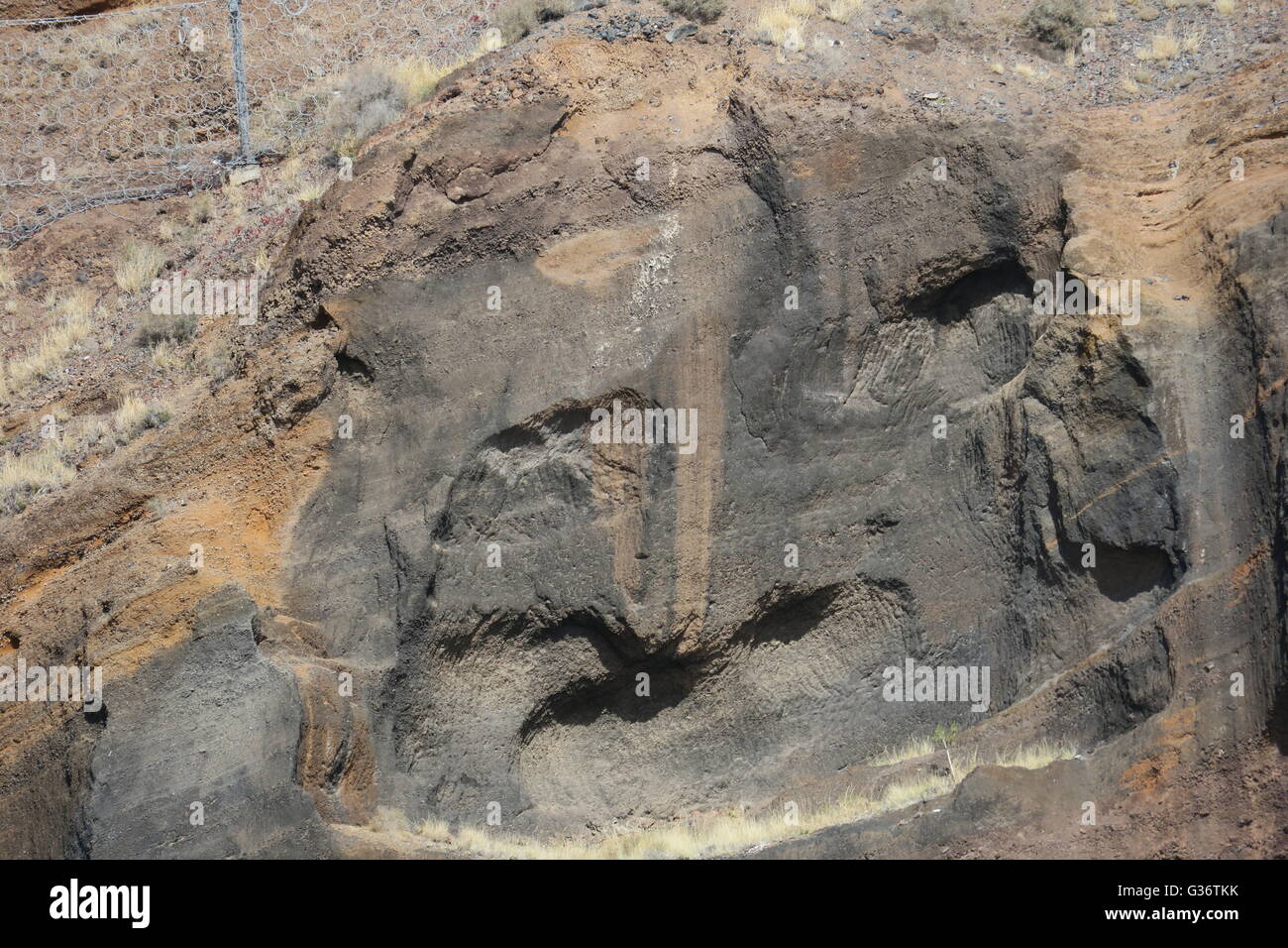 San Sebastian de la Gomera, capitale de La Gomera avec son port et un visage naturel dans la roche volcanique au-dessus du port Banque D'Images