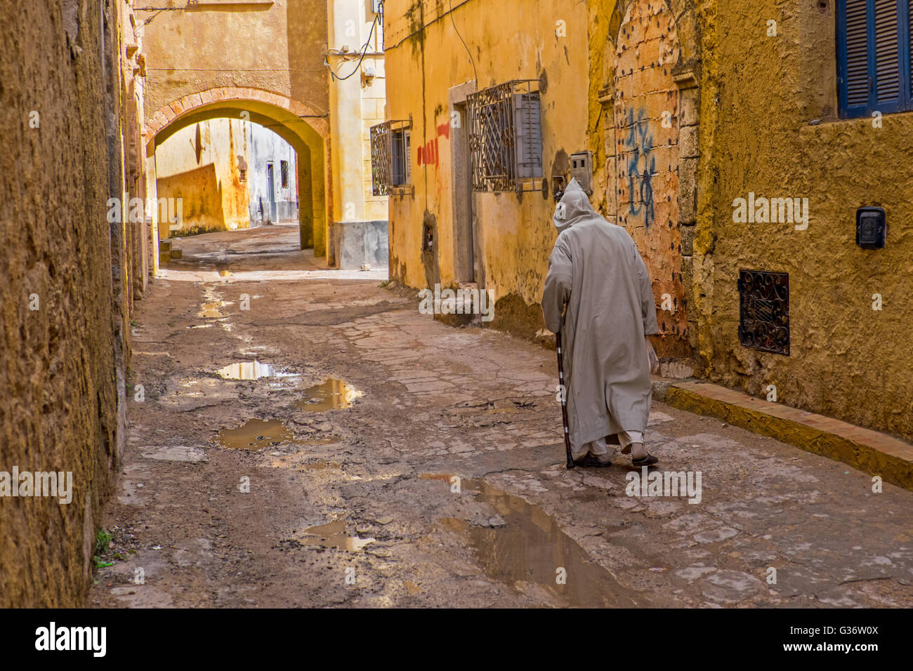 Un homme âgé portant une djellaba dans la médina (vieille ville), El Jadida, Maroc Banque D'Images
