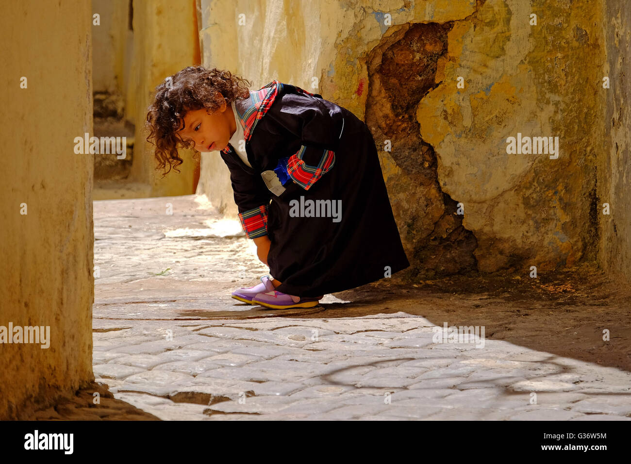 Une jeune fille en costume traditionnel, El Jadida Maroc Banque D'Images