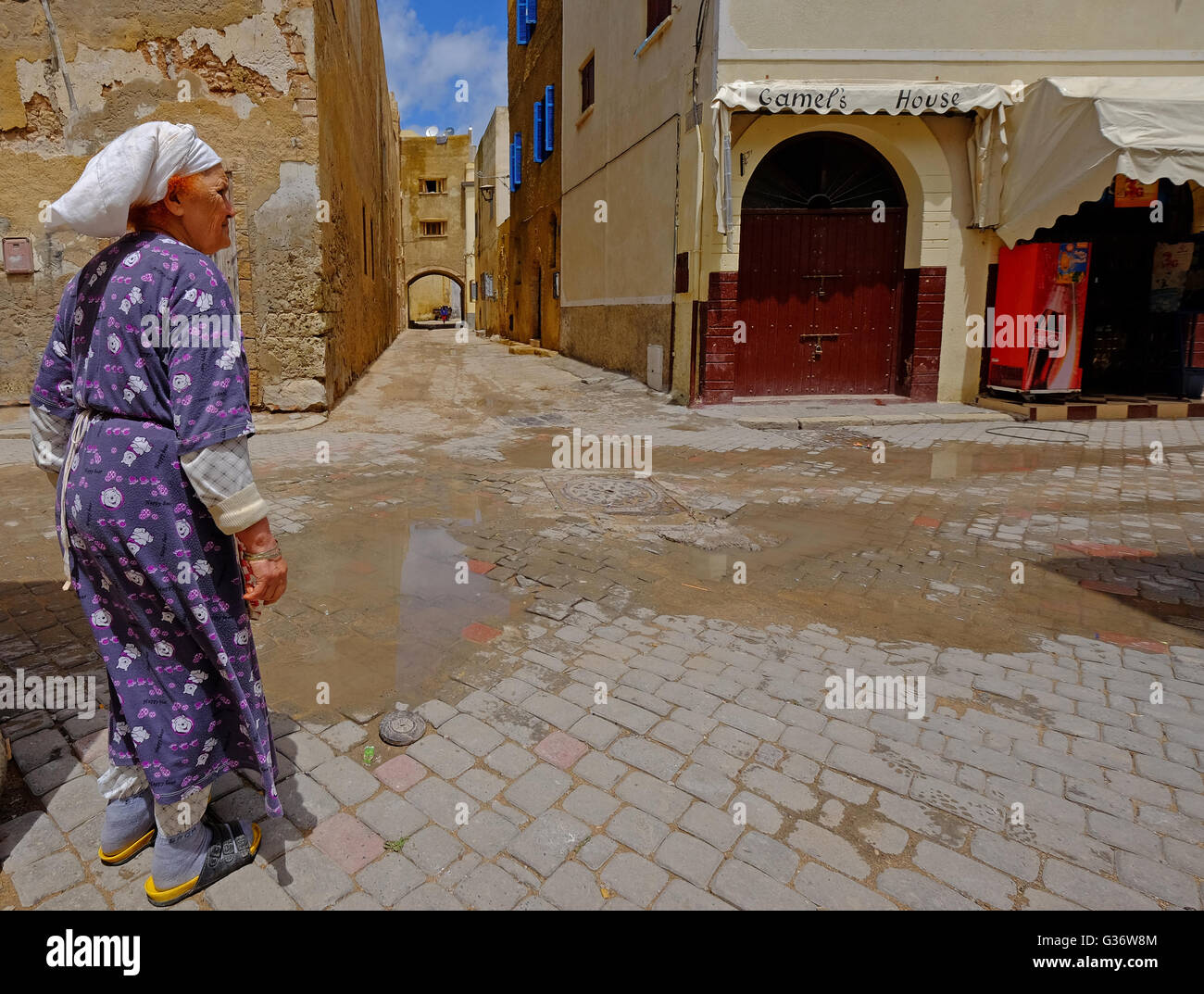 Femme âgée dans la médina (vieille ville), El Jadida, Maroc Banque D'Images