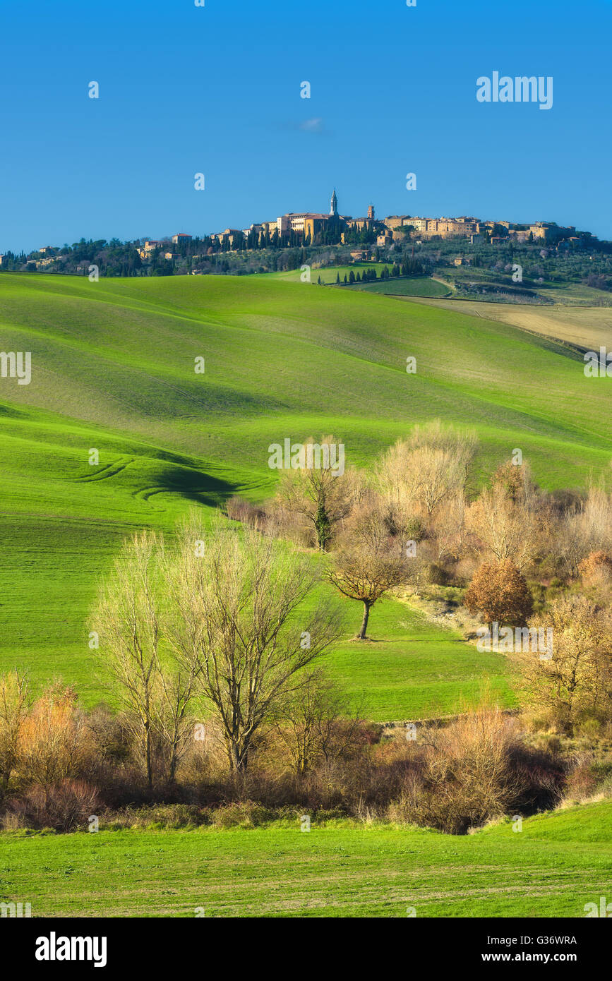 Belle vue du printemps de la ville médiévale en Italie. Banque D'Images