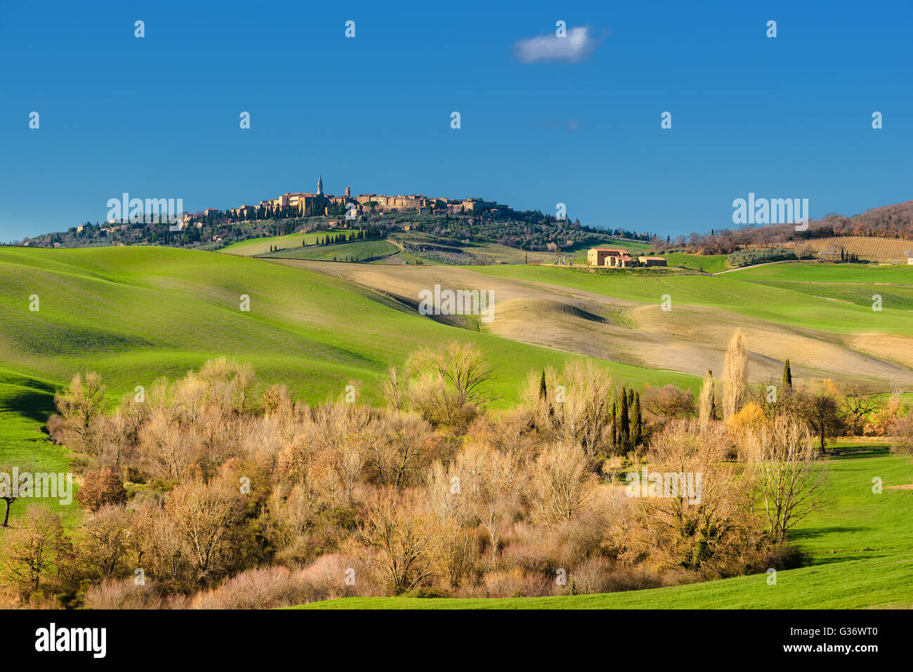 Belle vue du printemps de la ville médiévale en Italie. Banque D'Images