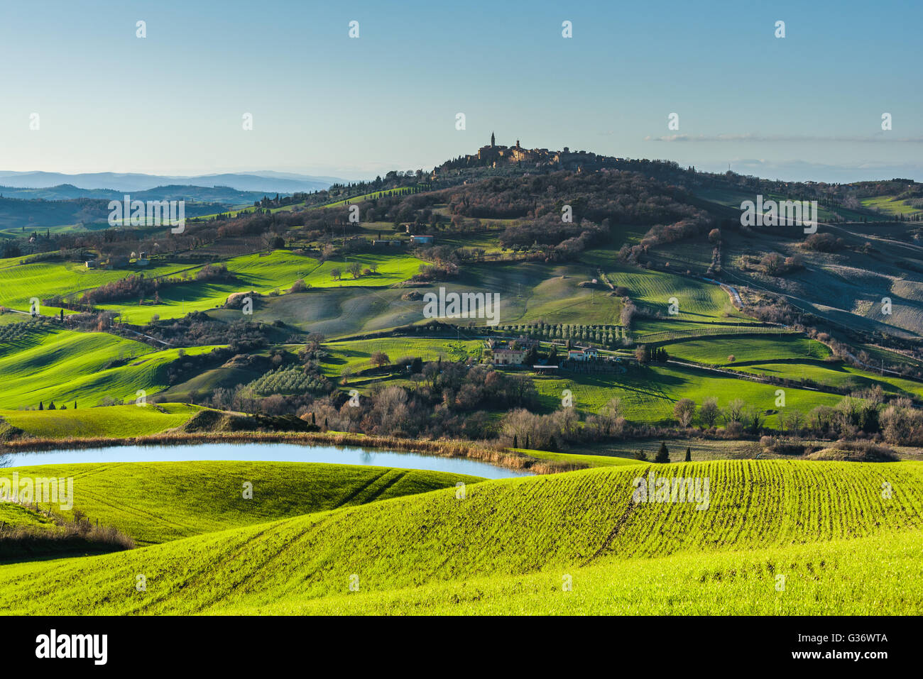 Belle vue du printemps de la ville médiévale en Italie. Banque D'Images