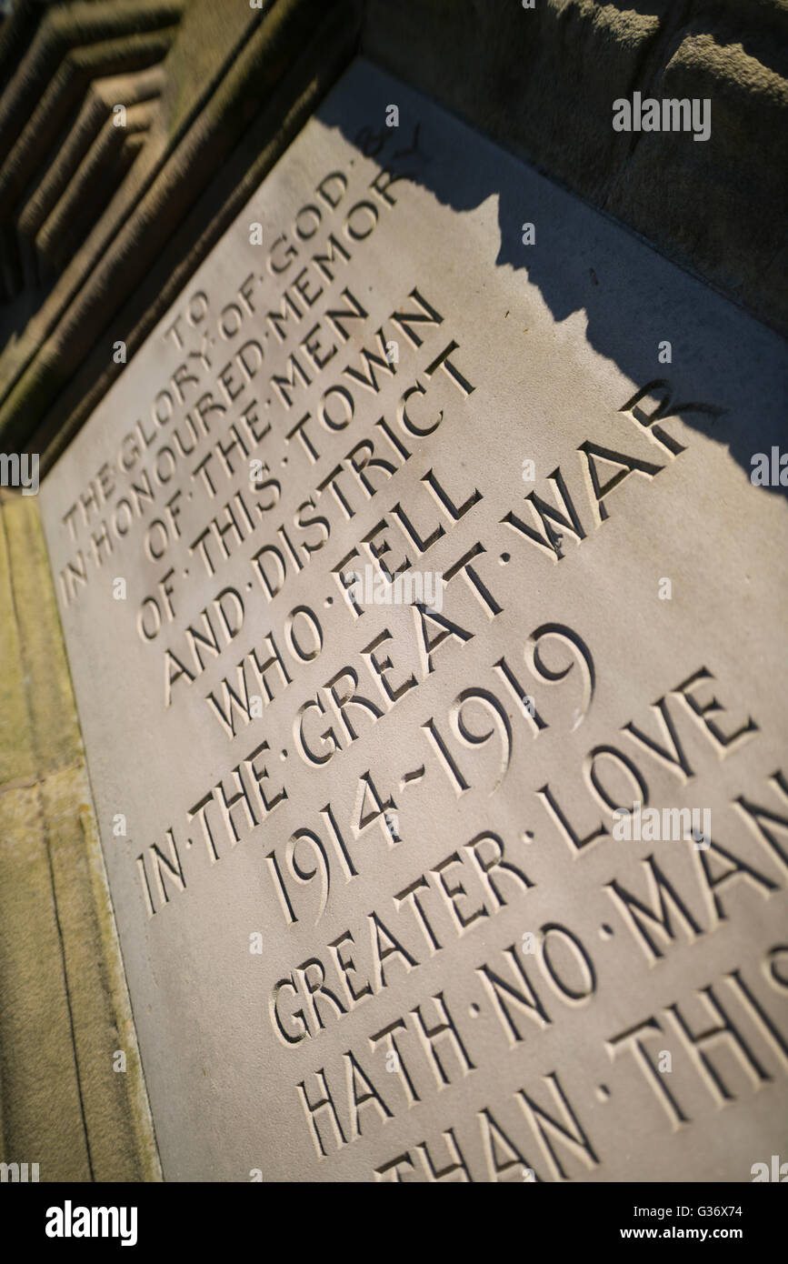 L'inscription sur un monument de guerre dans la région de Kelso, Ecosse, aux morts de la ville dans la seconde guerre mondiale, 1914-1918 1 Banque D'Images