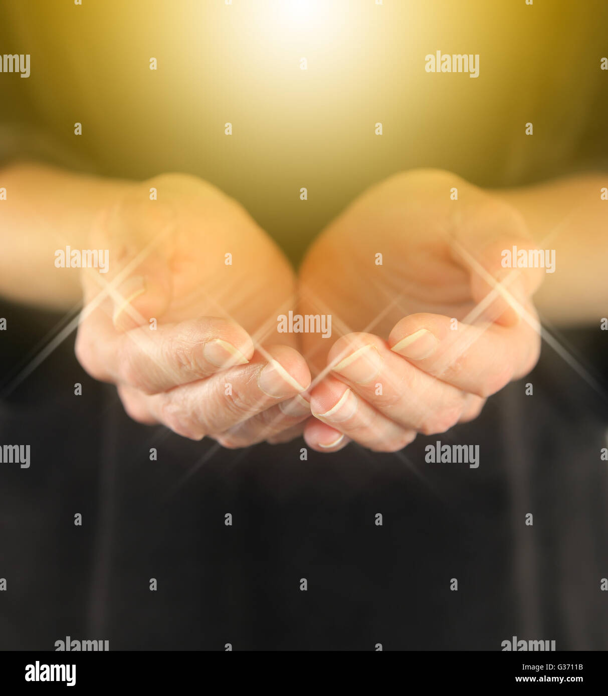 La Lumiere Divine Source Sacree De Tout Ce Qui Est Feminin En Mains Tendues Vers Une Lumiere Blanche Eclatante Au Milieu D Un Champ D Energie Contexte Or Pale Photo Stock Alamy