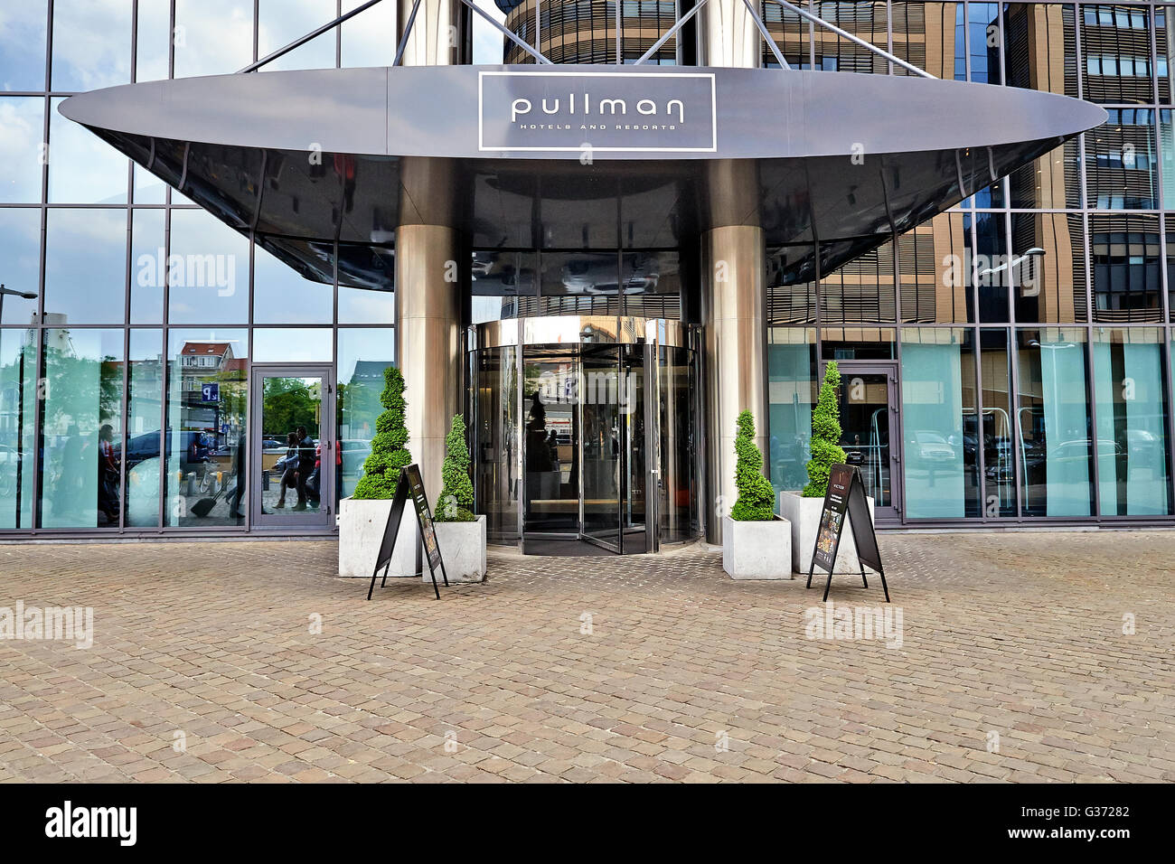 Bruxelles, Belgique - 26 MAI 2016 : l'entrée principale et la porte de verre à l'hôtel Pullman à Bruxelles le 26 mai 2016 Banque D'Images