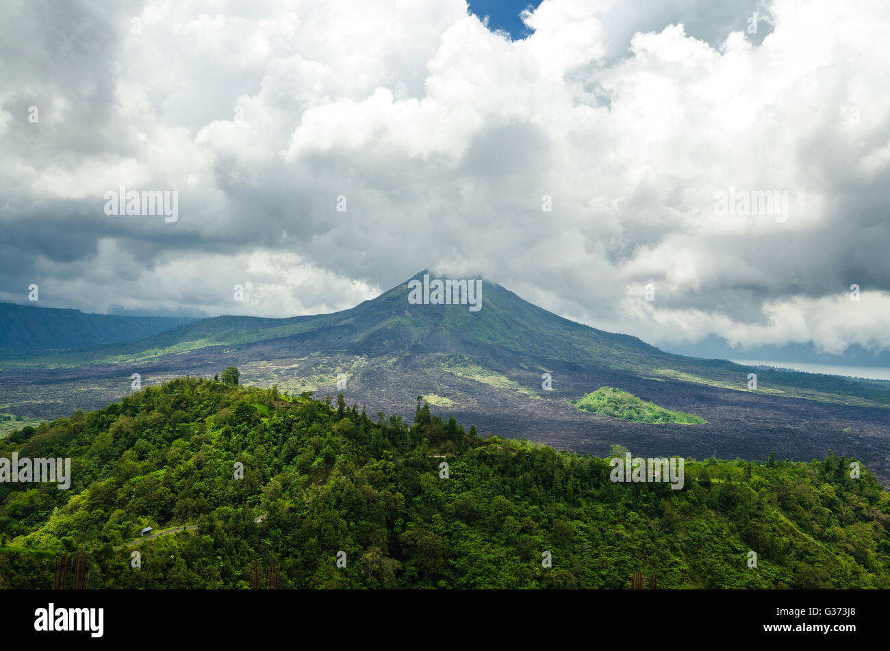 Vue depuis le mont volcan Kintamani, Bali, Indonésie - Volcan vue paysage de forêt à Bali. Banque D'Images