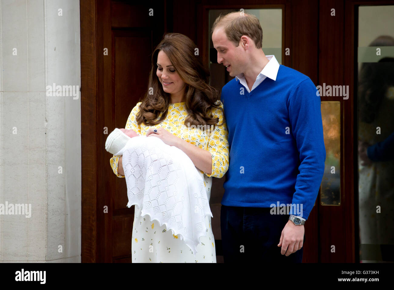 Le duc et la duchesse de Cambridge, quitter l'aile Lindo de l'hôpital, St Marys, Paddington, avec leur nouveau bébé fille. Banque D'Images