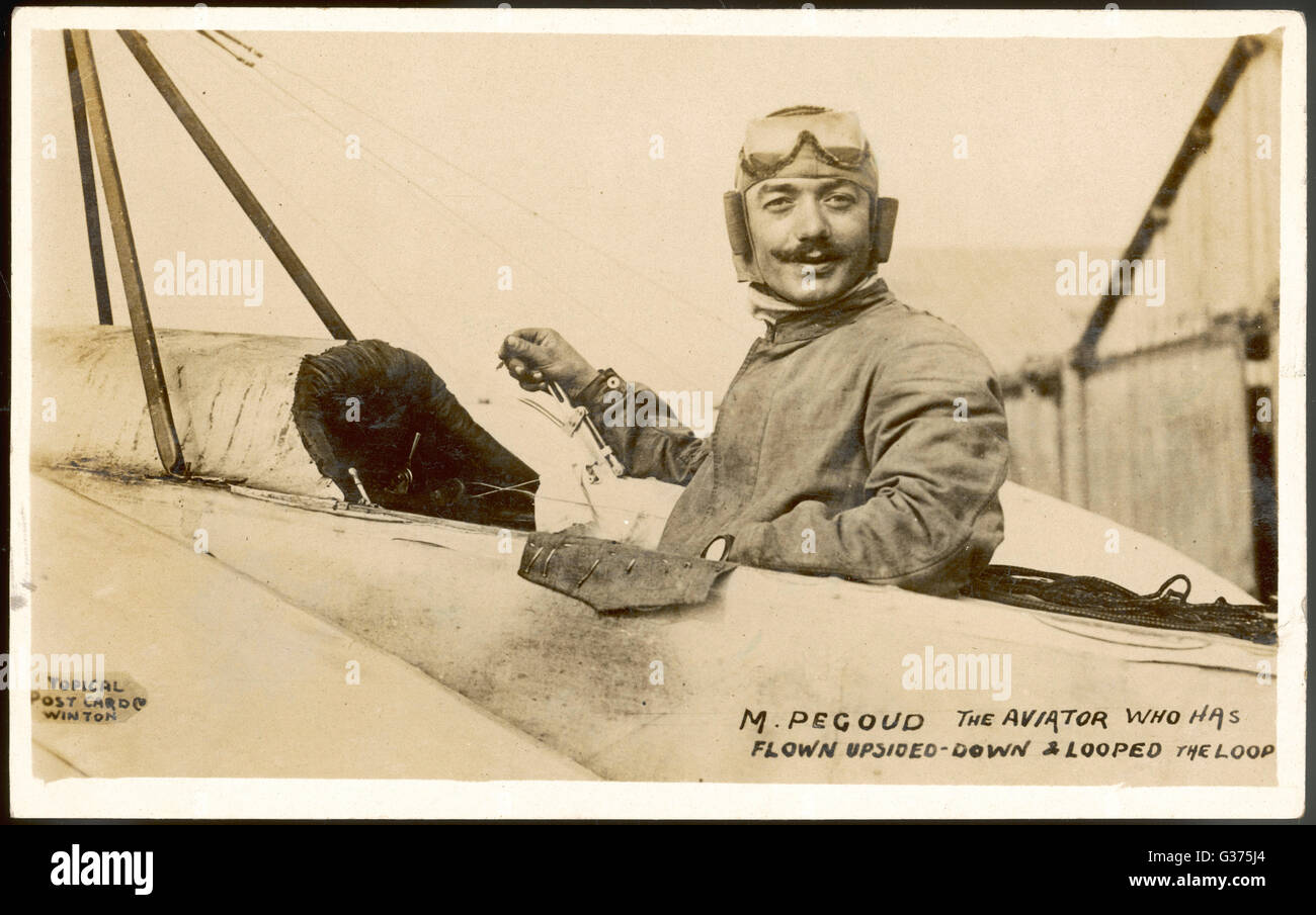 ADOLPHE PEGOUD - aviateur français connu pour ses acrobaties audacieuses, y compris la mise en boucle la boucle : à Brooklands race- piste. Septembre 1913, lors d'une visite en Angleterre. Date : vers 1913 Banque D'Images