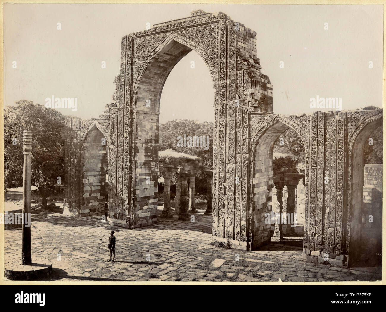 Complexe de Qutb, le Kutab la Grande arche centrale, Inde Banque D'Images