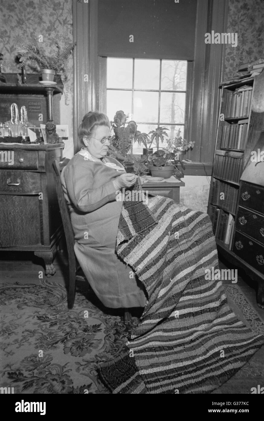 Westmoreland homesteader portant la robe de l'hersel tissé de tissu Banque D'Images