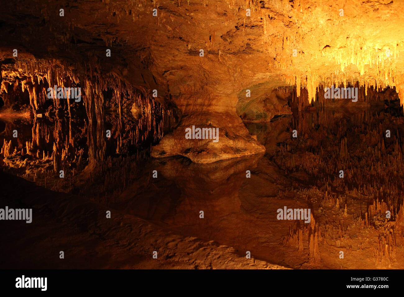 Formations grotte reflétée dans un lac souterrain Banque D'Images