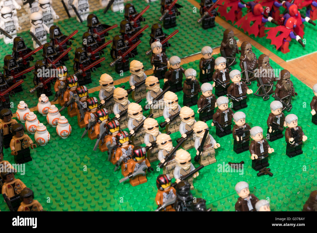 Figurines jouets Lego personnages en plastique en vente sur toy stall Sheffield en Angleterre Banque D'Images