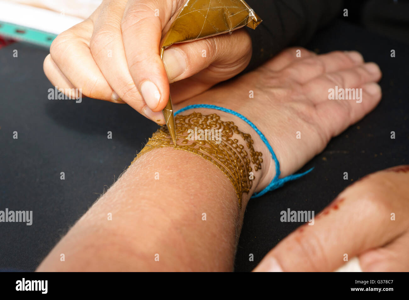 Close up de poignet tatouage couleur or ayant appliqué de Weston Park Sheffield South Yorkshire Angleterre Mai 2016 Banque D'Images