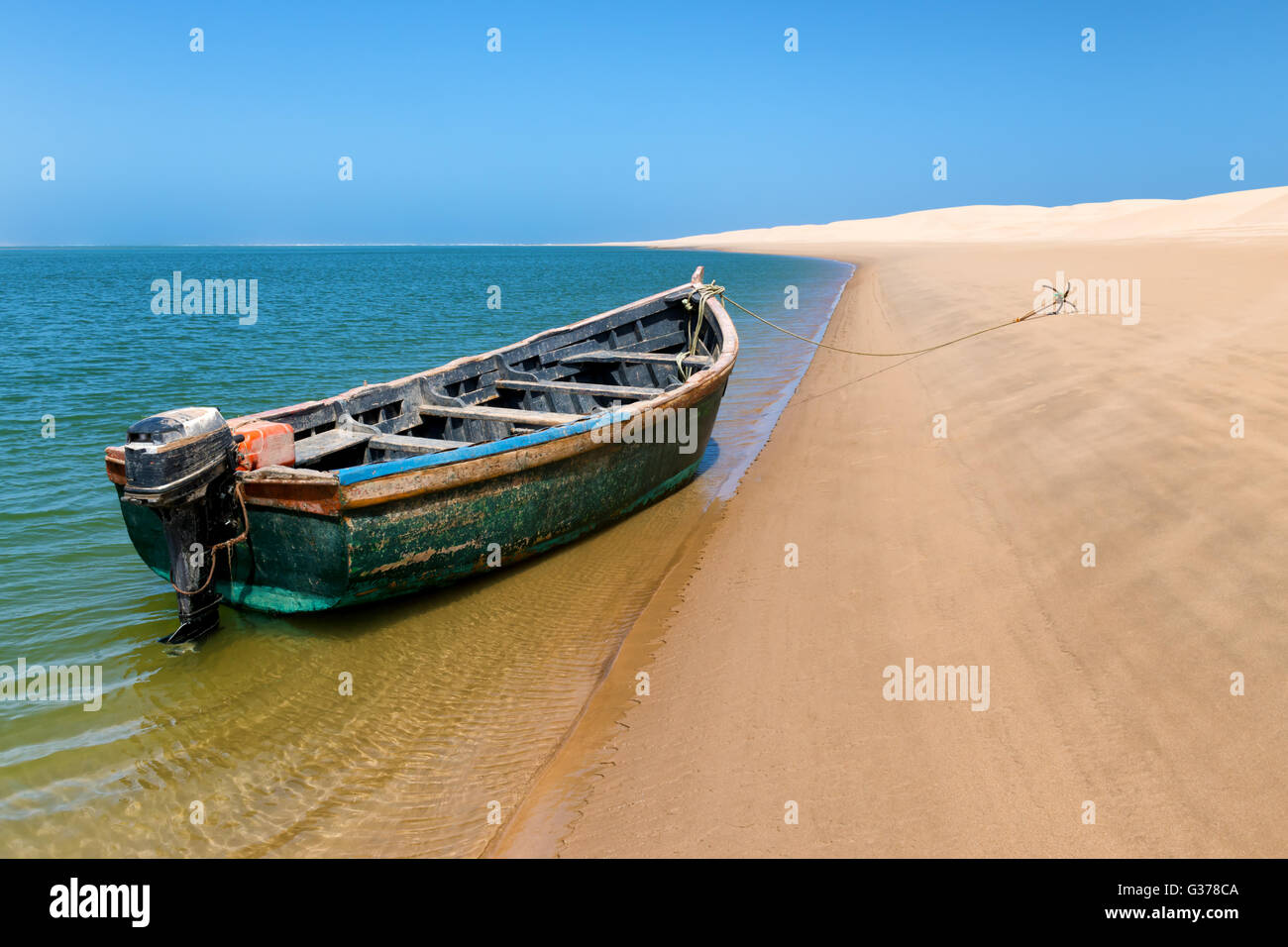 Bateau de pêche sur la plage de la lagune Khenifiss (Lac Naila), Côte Atlantique, Maroc. Banque D'Images