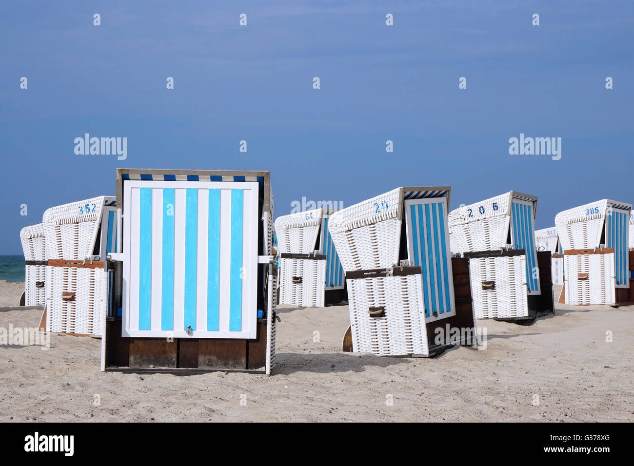 Chaises de plage en osier couvert Banque D'Images