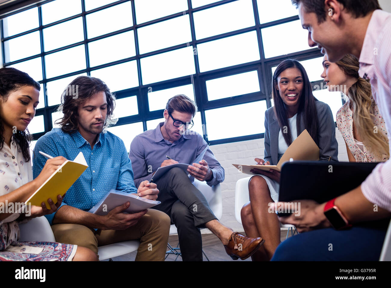 Groupe de collaborateurs avec l'interaction des dossiers Banque D'Images