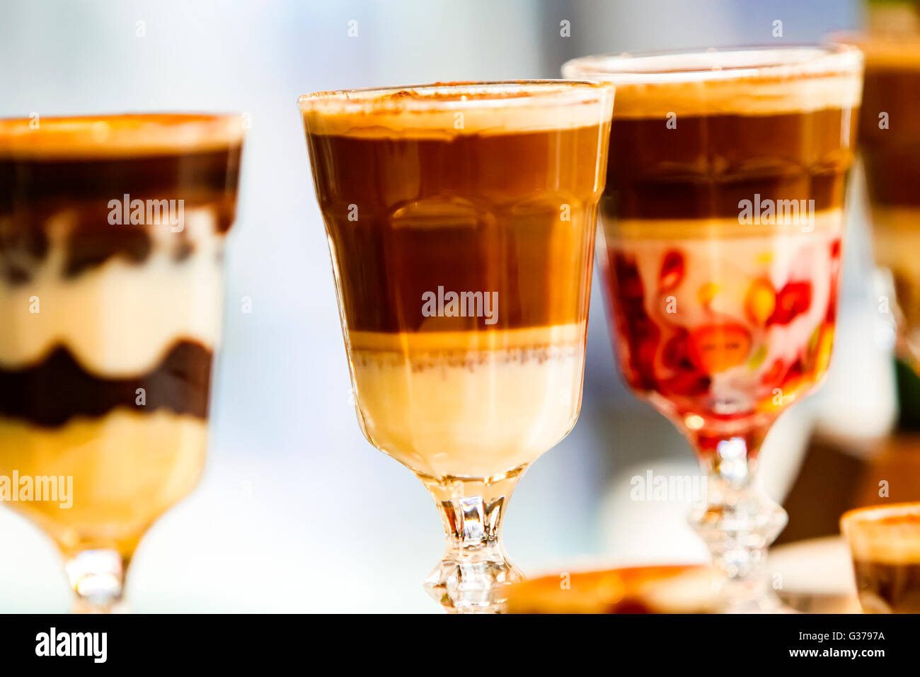 Vue rapprochée de la glace au café dans des tasses en verre Banque D'Images