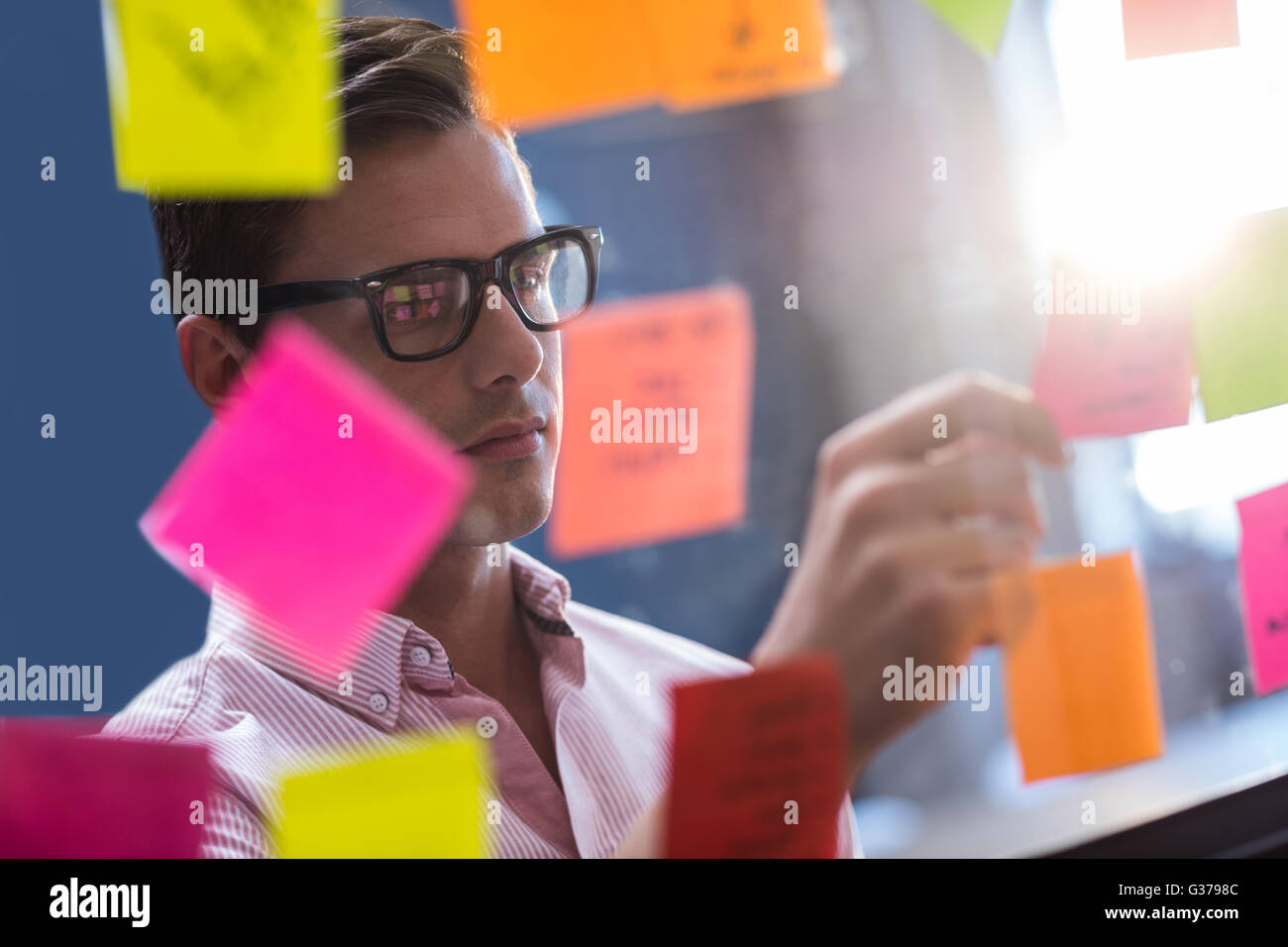 Hipster la lecture d'un post sur une fenêtre Banque D'Images