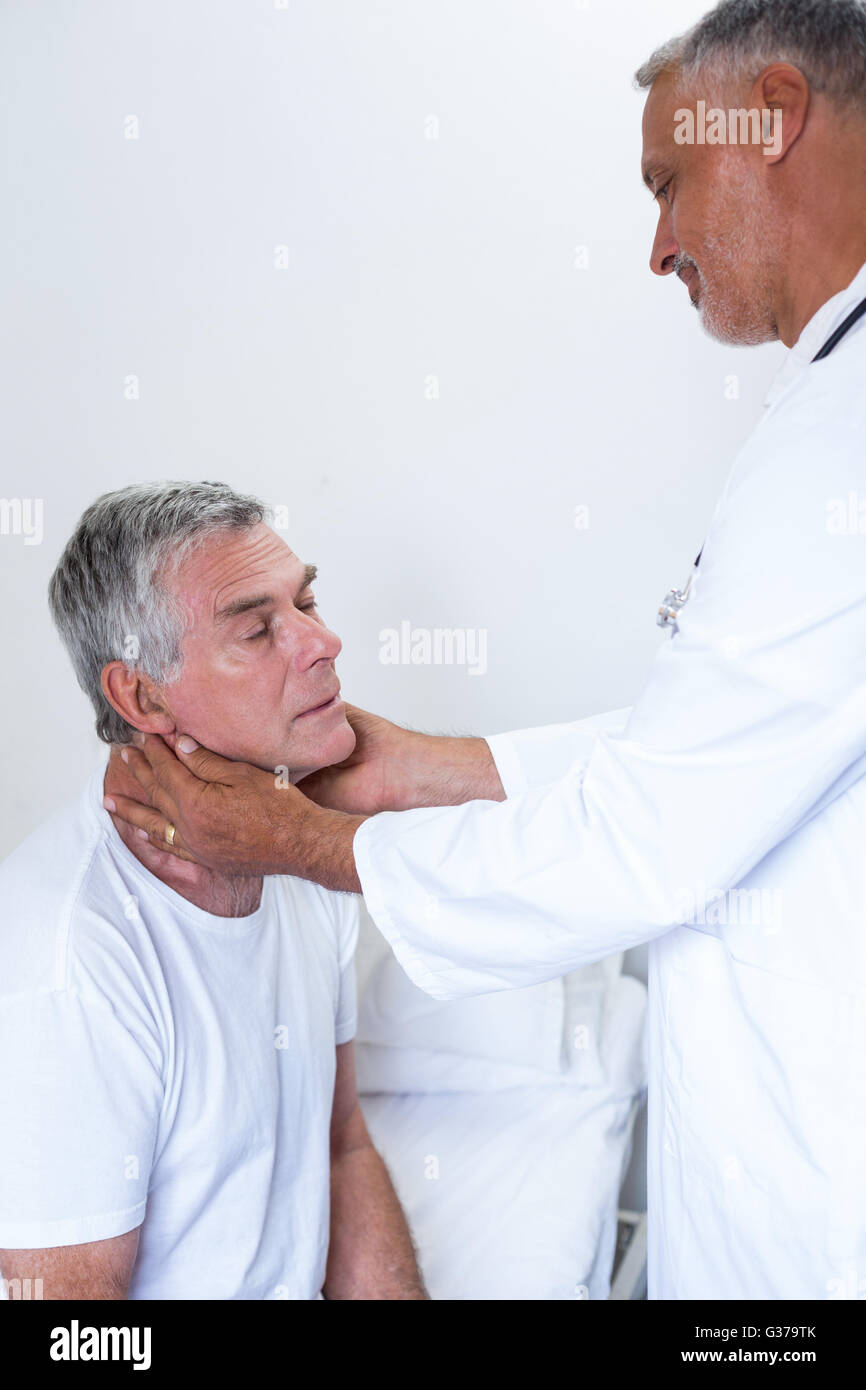 Médecin homme examiner les mans cou Banque D'Images