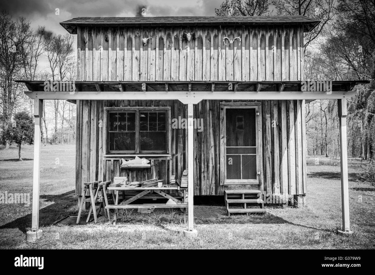 Un chalet rustique en bois dans le style d'un magasin général d'époque en zone rurale en noir et blanc Banque D'Images