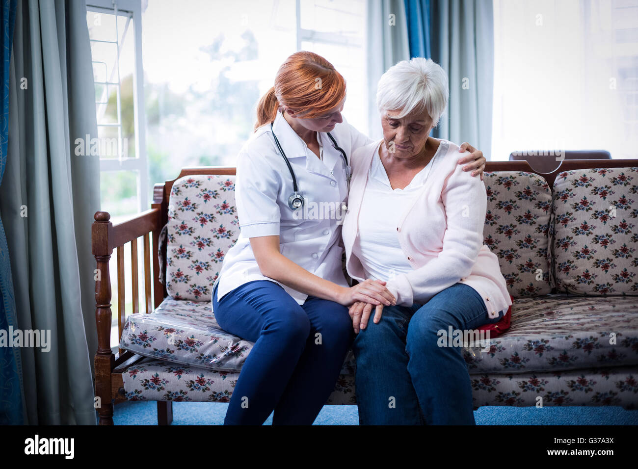 Médecin senior femme consolant Banque D'Images