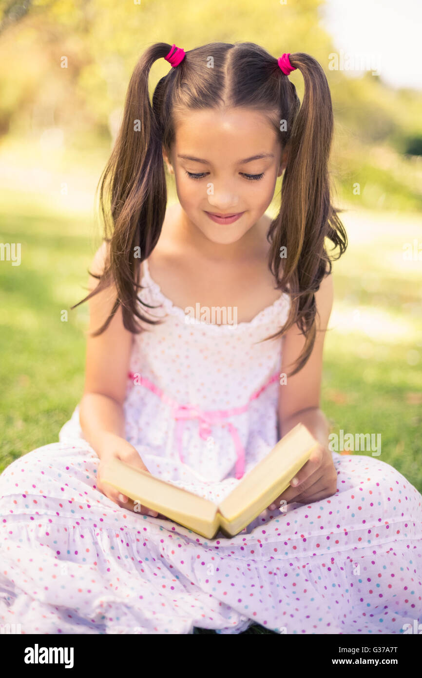 Young Girl reading book in park Banque D'Images