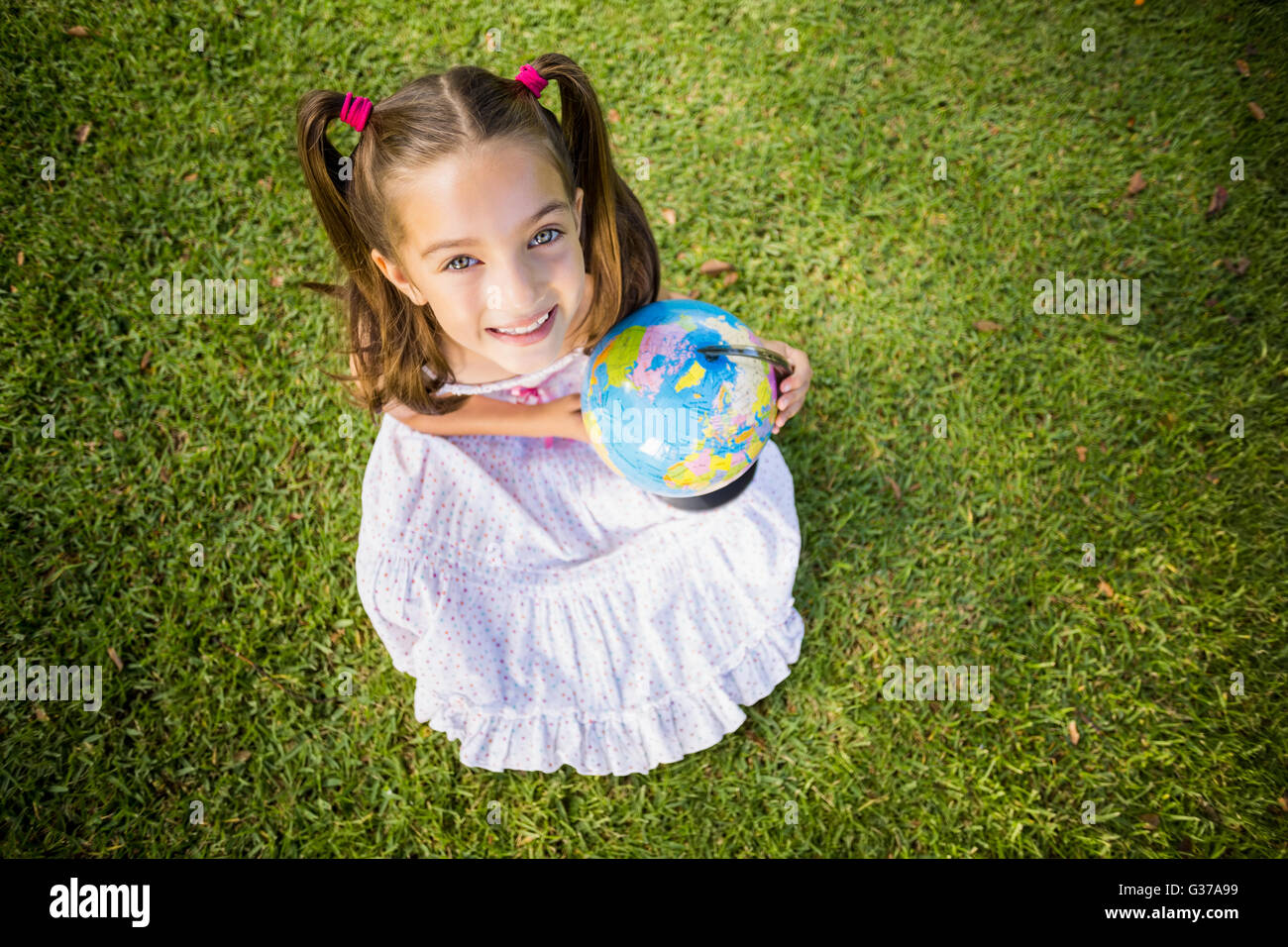 Young Girl holding a globe Banque D'Images