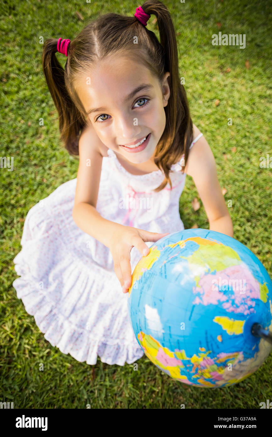 Young Girl holding a globe Banque D'Images