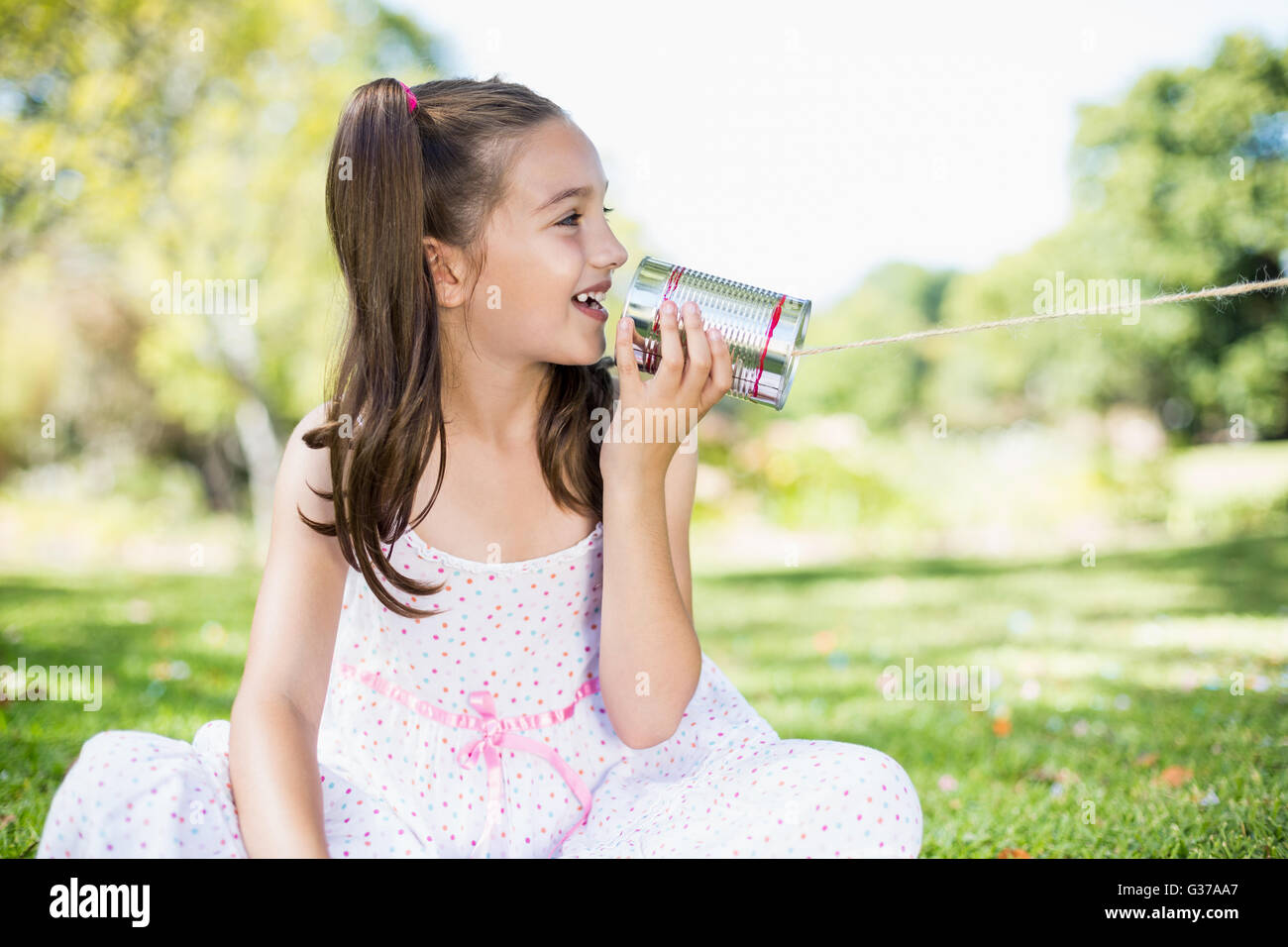 Jeune fille parlant par tin can phone Banque D'Images