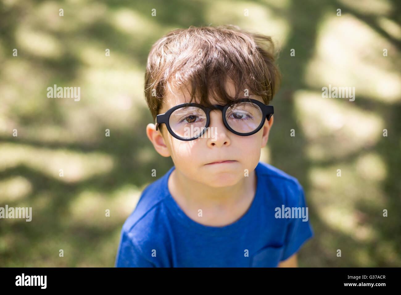 Jeune garçon à lunettes Banque D'Images