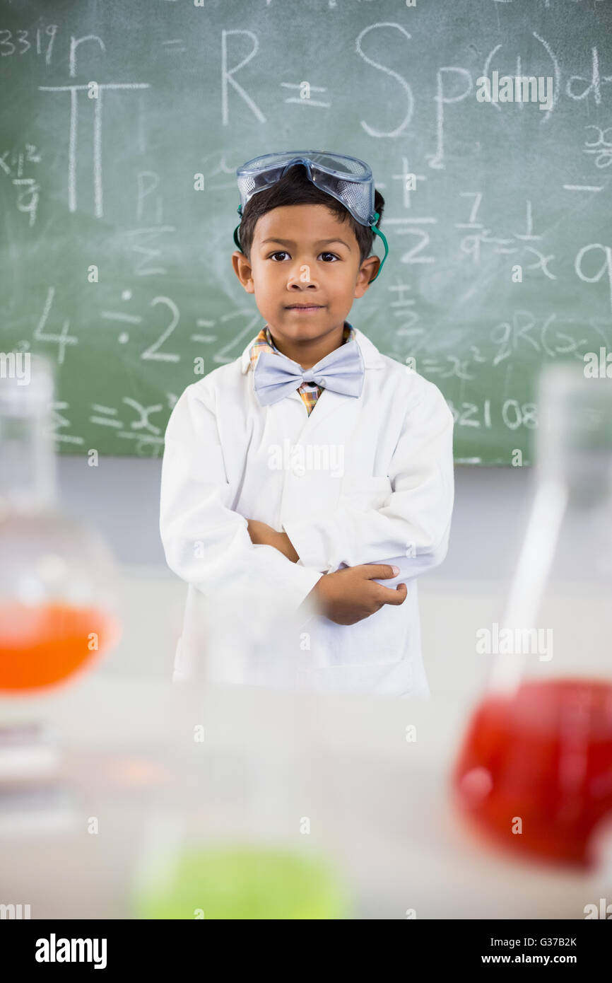En classe avec des commandes d'écolier fiole chimique en premier plan Banque D'Images