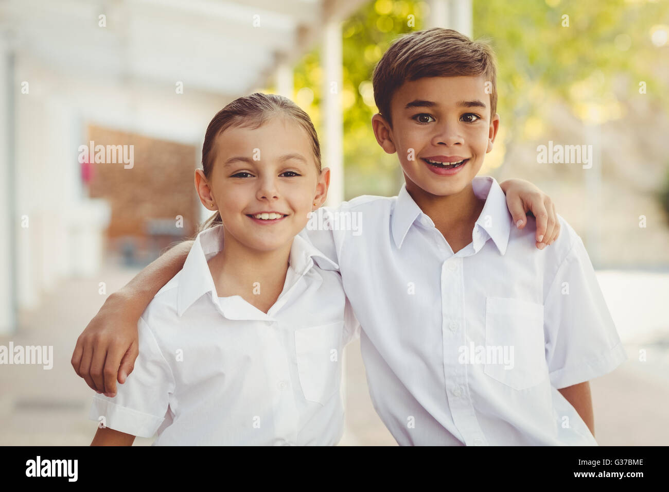 Les enfants de l'école avec sourire permanent autour du bras dans le couloir Banque D'Images
