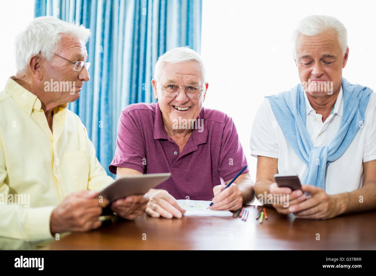 Les hommes de passer du temps ensemble Banque D'Images
