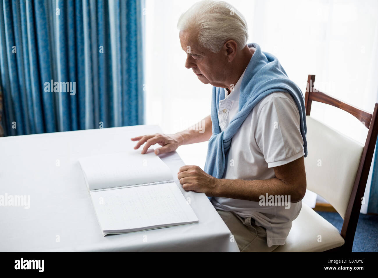 Man en utilisant le braille pour lire Banque D'Images