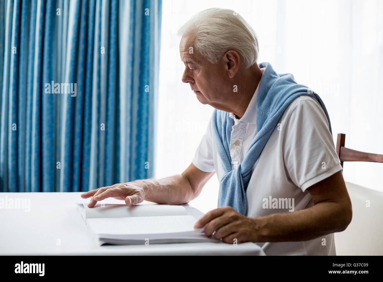 Man en utilisant le braille pour lire Banque D'Images