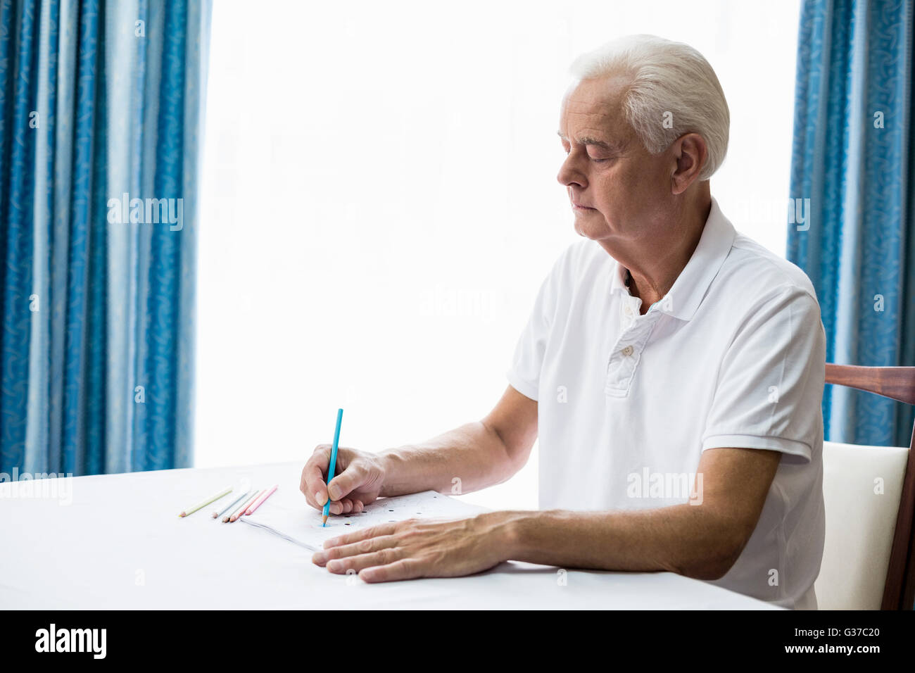Man en utilisant un livre de coloriage Banque D'Images
