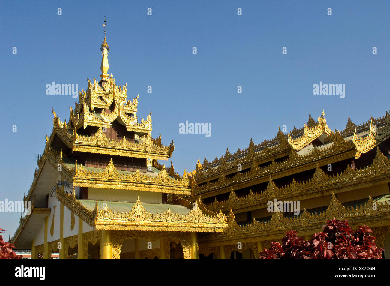 Stupa doré du temple bouddhiste, Mangala Kyaung Paya Keng Tung / Kengtung, Shan State, Myanmar / Birmanie Banque D'Images