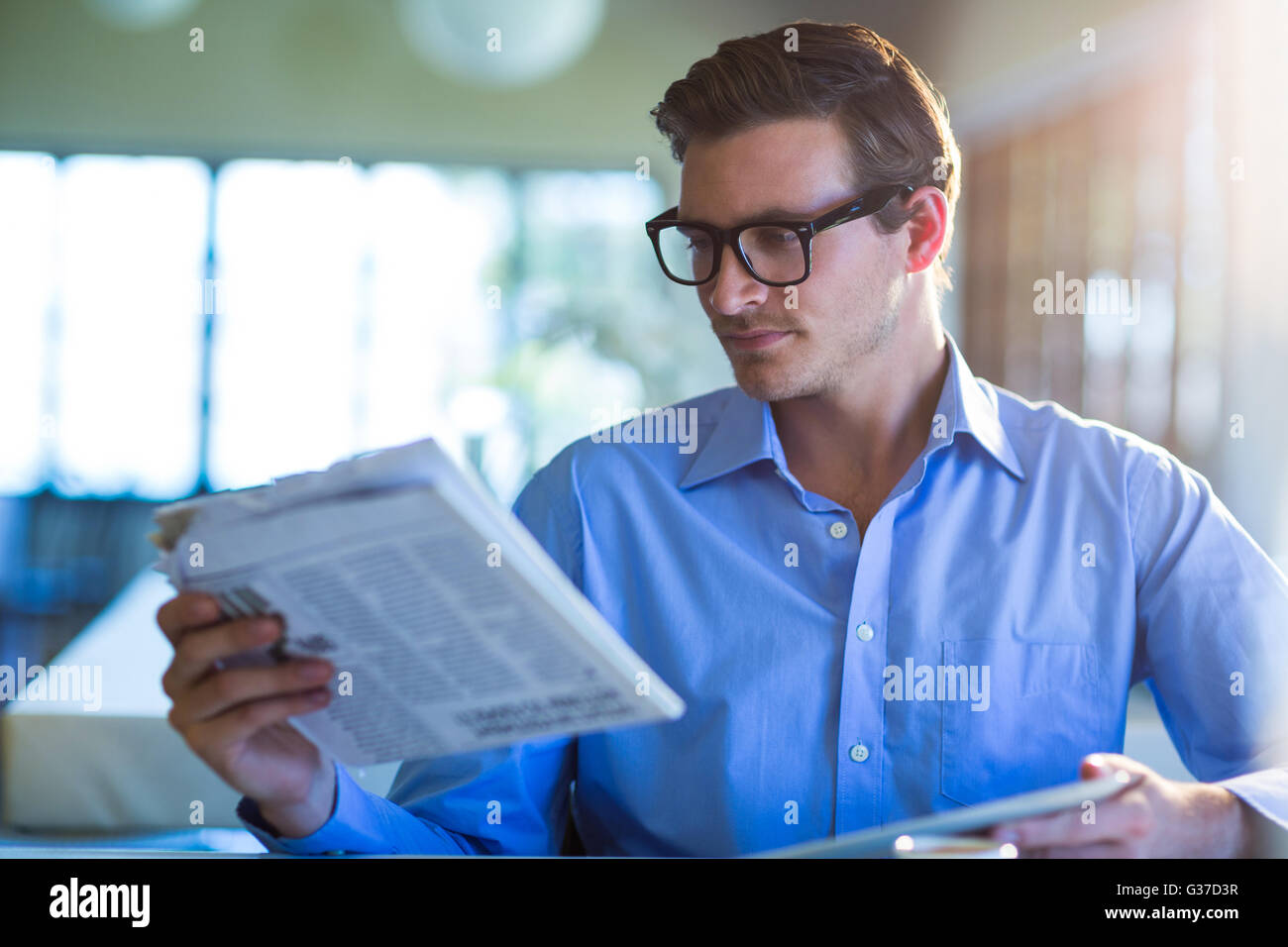 Man reading newspaper Banque D'Images