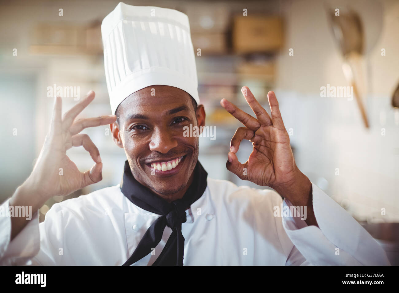 Portrait of happy chef making ok sign Banque D'Images