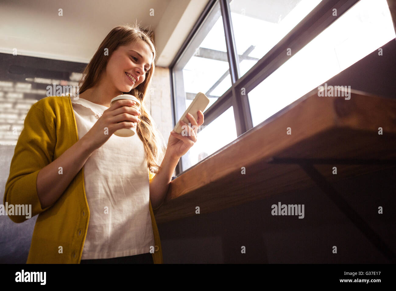 Femme à l'aide d'un smartphone Banque D'Images