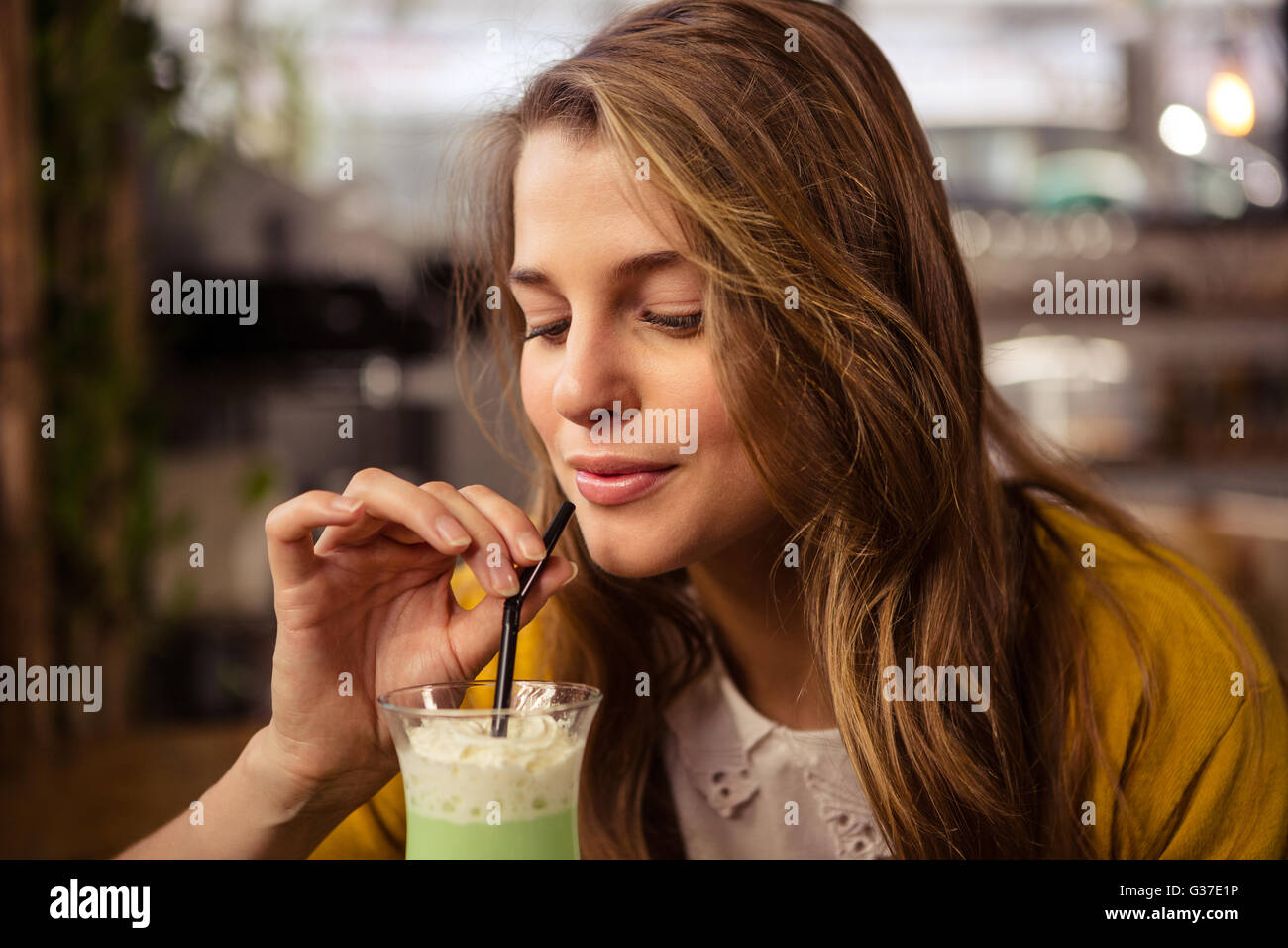 Casual woman drinking a cocktail Banque D'Images